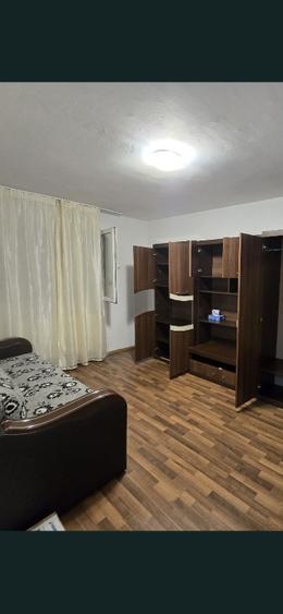 Apartament cu 2 camere decomandat în Tractorul