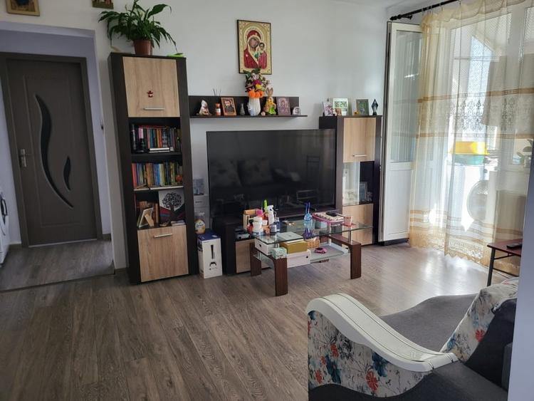 Apartament cu 2 camere semidecomandat, mobilat în Malu Roșu