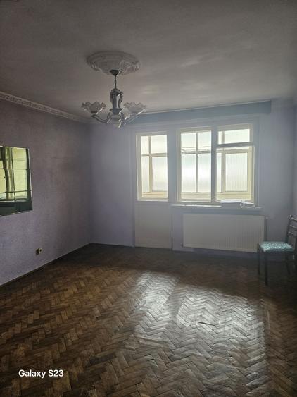Apartament cu 3 camere decomandat în Exterior Vest