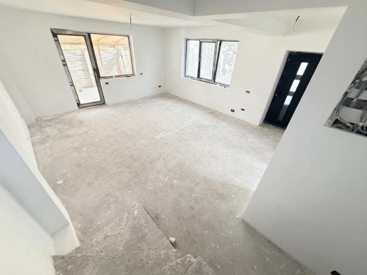 Duplex cu 4 camere cu Canalizare în Exterior Sud