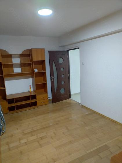 Apartament cu 2 camere semidecomandat în Titu