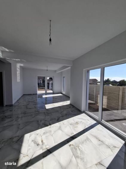 Casă cu 4 camere în Sânandrei