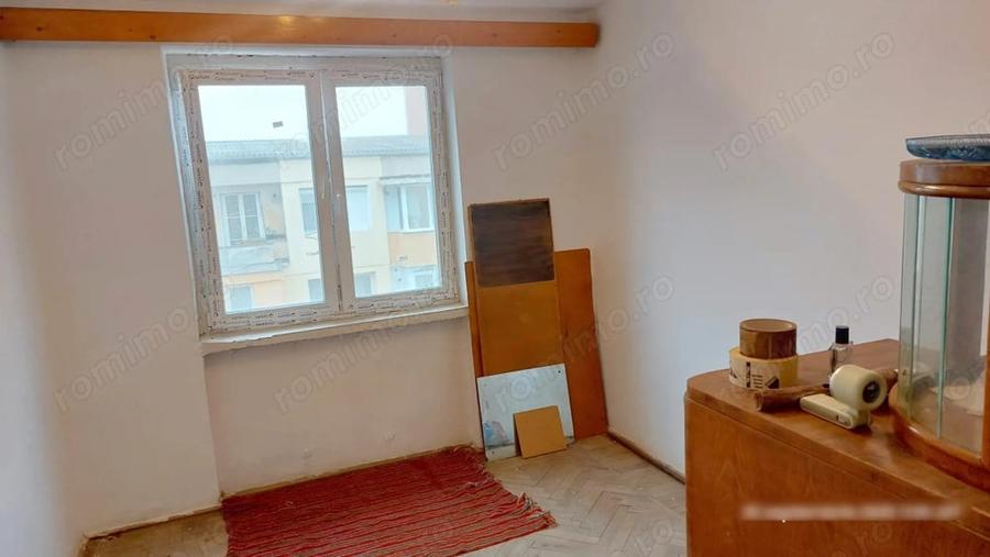 Apartament cu 3 camere semidecomandat în Est