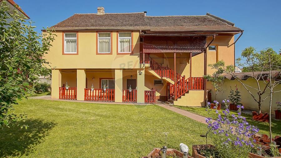 Casă individuală cu 6 camere cu Teren 700 Mp în Ultracentral