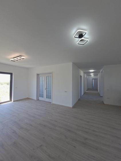 Casă cu 4 camere în Exterior Vest