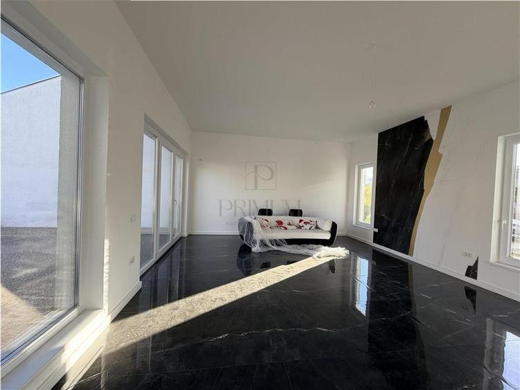 Duplex cu 3 camere cu Canalizare în Albina