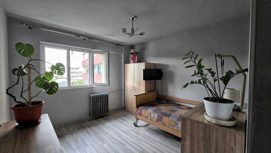 Apartament cu 3 camere decomandat în Republicii