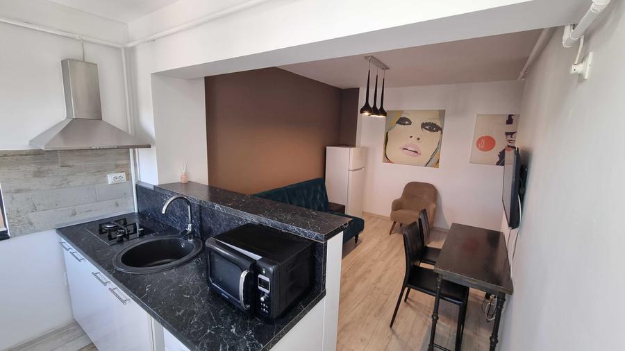 Apartament cu 2 camere decomandat în Podul de Fier