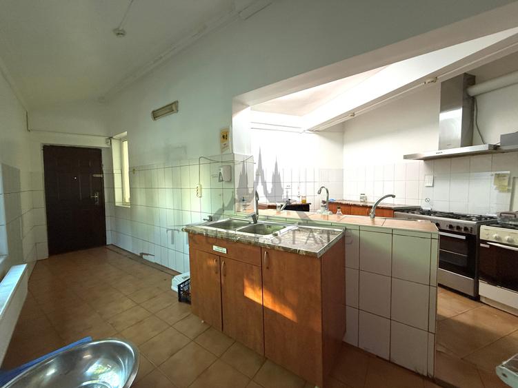 Casă individuală cu 8 camere cu Canalizare în Brâncoveanu