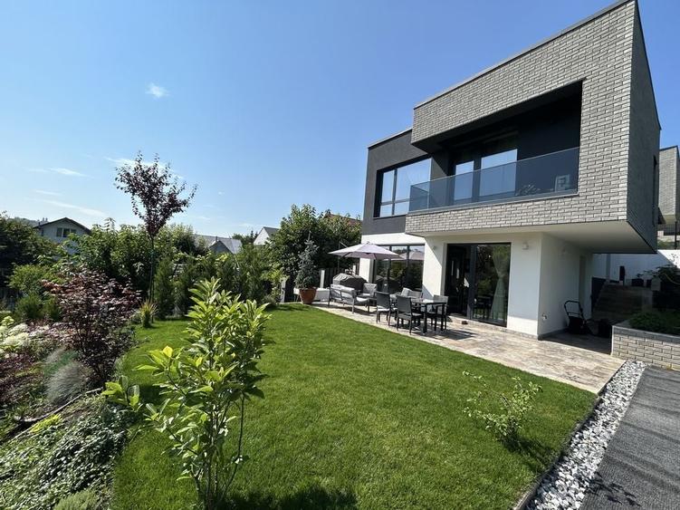 Casă cu 4 camere în Podu Roș