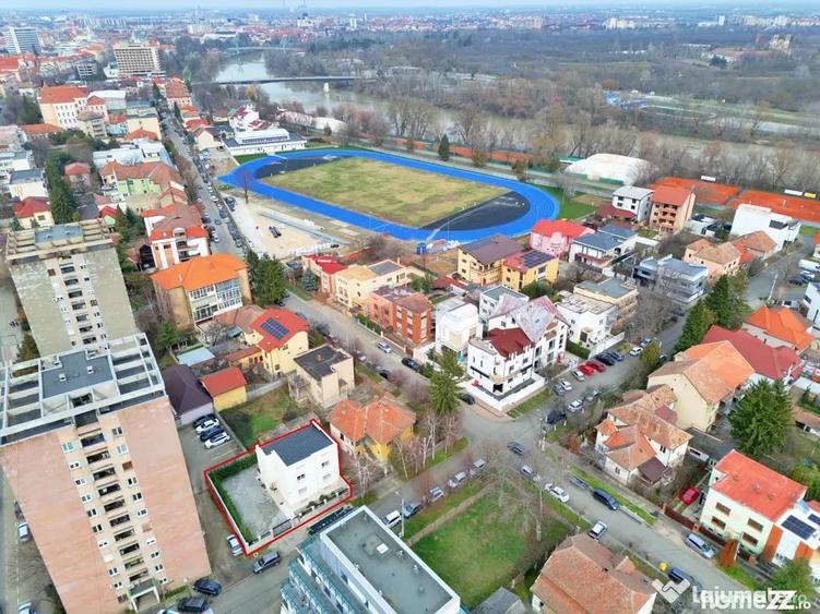 Casă cu 7 camere cu Teren 357 Mp în Romanilor