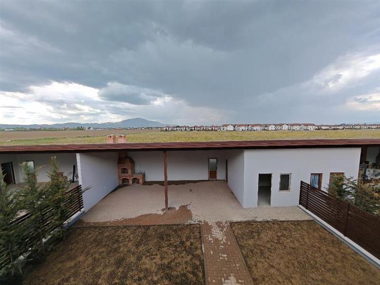 Casă individuală cu 4 camere cu Canalizare în Periferie
