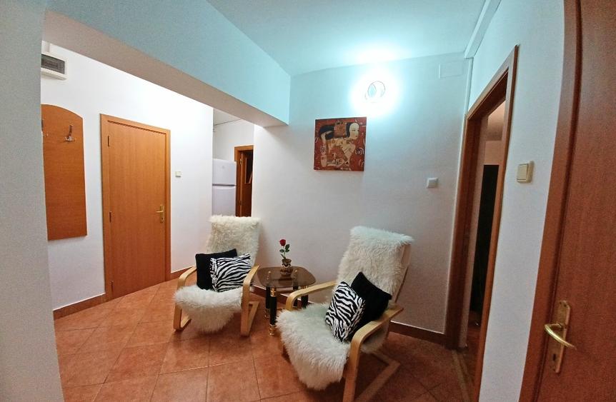 Apartament cu 2 camere decomandat, mobilat în P-ța Unirii