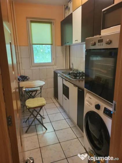 Apartament cu 3 camere semidecomandat în Crihala