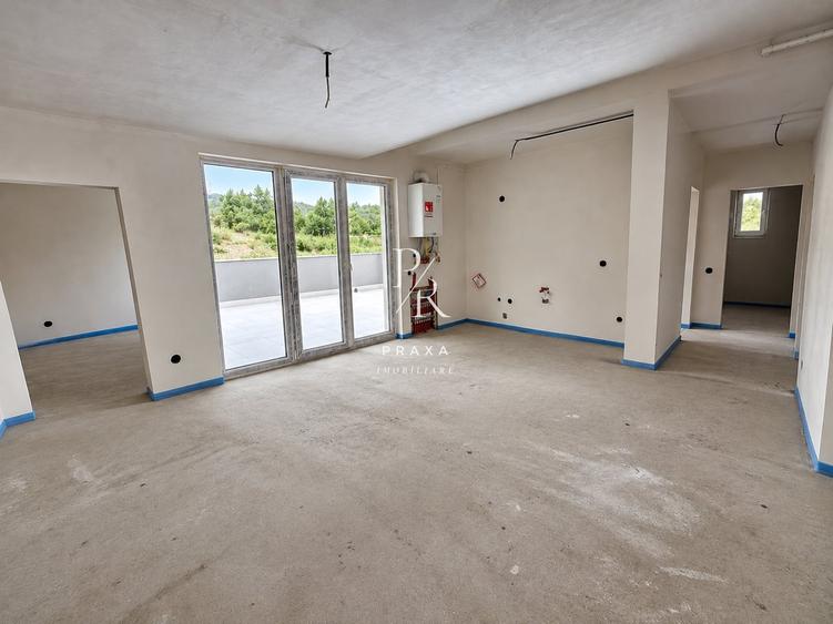 Apartament cu 3 camere semidecomandat în Florești