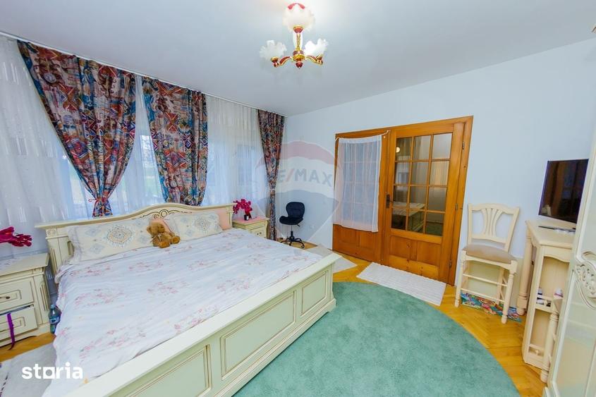 Casă cu 5 camere cu Teren 1133 Mp în Groși