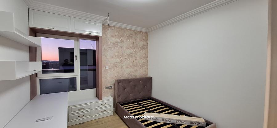 Penthouse cu 3 camere decomandat, mobilat în Sub Arini