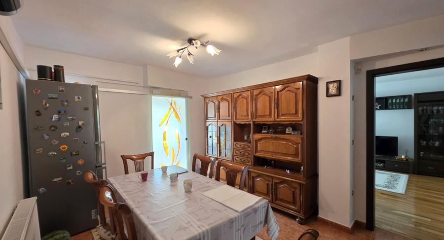 Apartament cu 3 camere decomandat, mobilat în Aradului