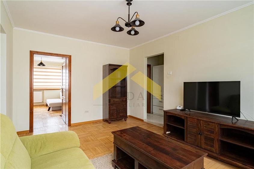 Apartament cu 3 camere semidecomandat, mobilat în Ultracentral