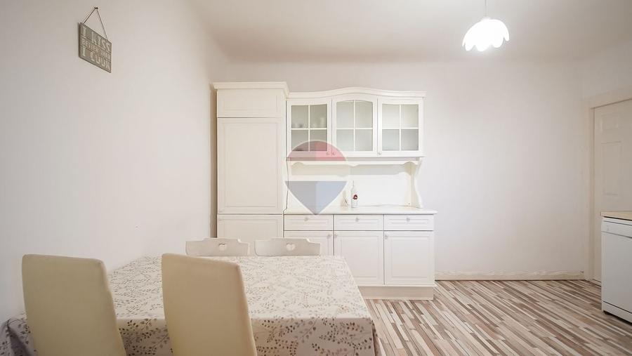 Apartament cu 4 camere semidecomandat, mobilat în Tractorul