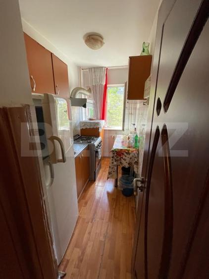 Apartament cu 3 camere semidecomandat, mobilat în Craiovița Nouă