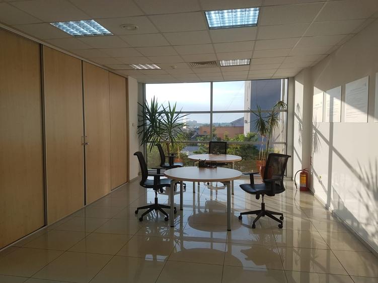 Birou, de 241 mp, în Central