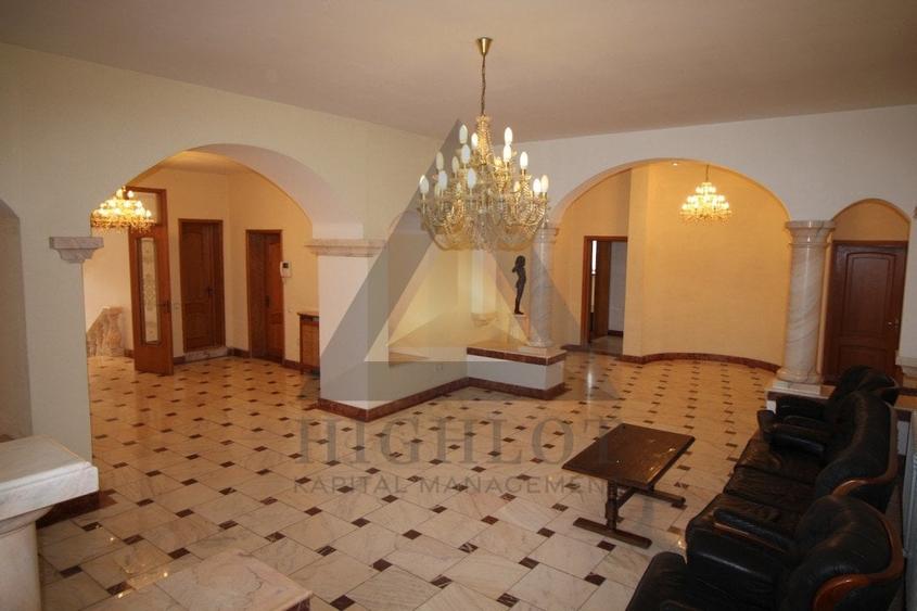 Casă individuală cu 8 camere cu Canalizare în Central