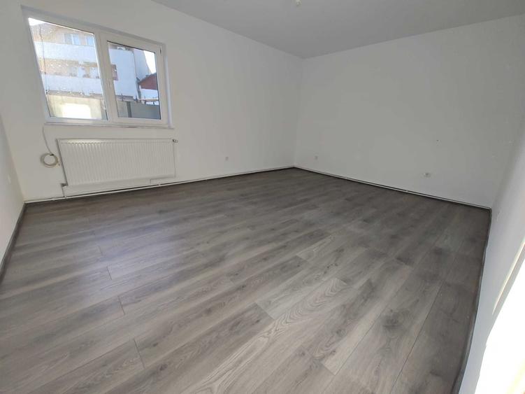 Casă cu 4 camere cu Teren 250 Mp în Iris