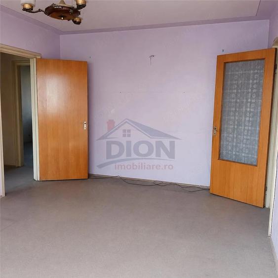 Apartament cu 3 camere semidecomandat în Rahova