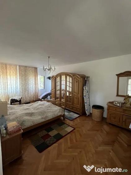 Casă cu 10 camere cu Teren 625 Mp în Păușești