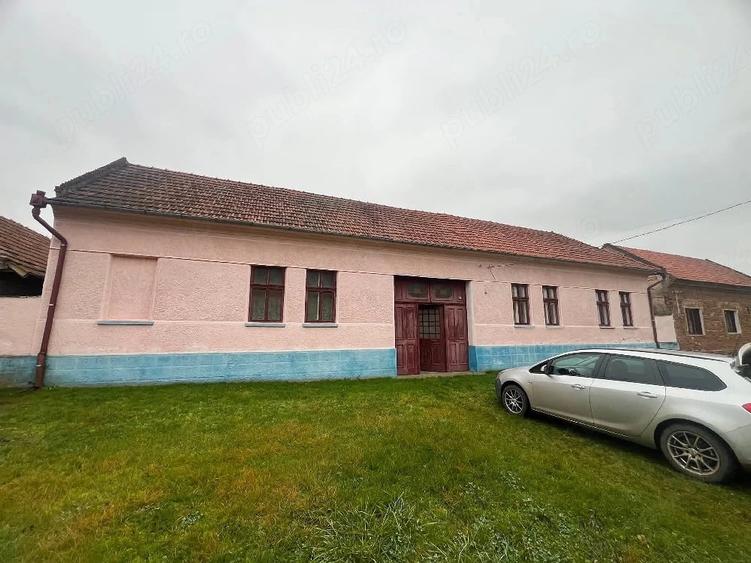 Casă cu Teren 1439 Mp în Sintești