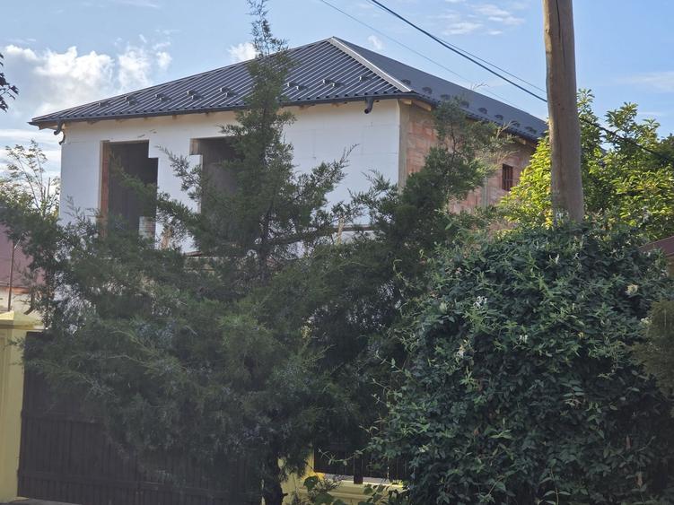 Casă cu 4 camere cu Teren 100 Mp în Central