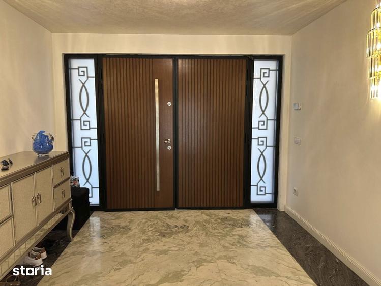 Casă cu 8 camere cu Teren 774 Mp în Central