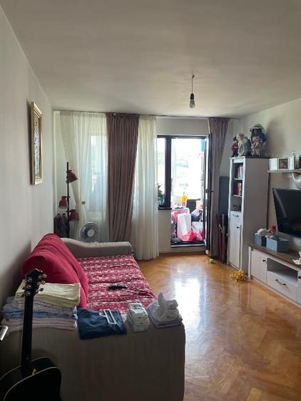Apartament cu 3 camere decomandat, mobilat în Alexandru cel Bun