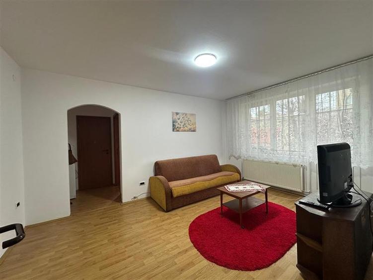 Apartament cu 3 camere semidecomandat, mobilat în Luncă