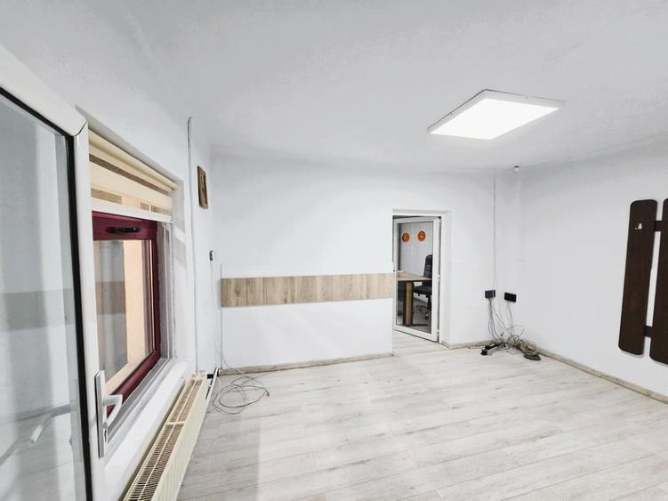 Birou, de 217 mp, în Central