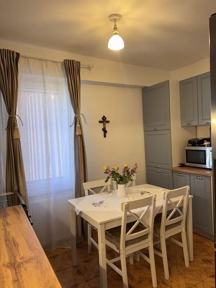 Apartament cu 4 camere decomandat în Tudor