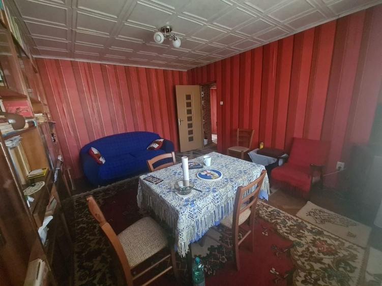 Apartament cu 4 camere decomandat în Schineni