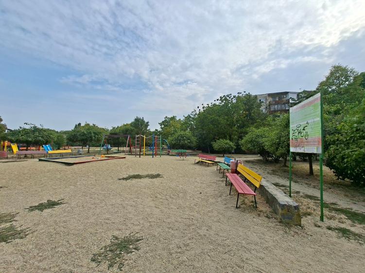 Apartament cu 4 camere decomandat în Aradului