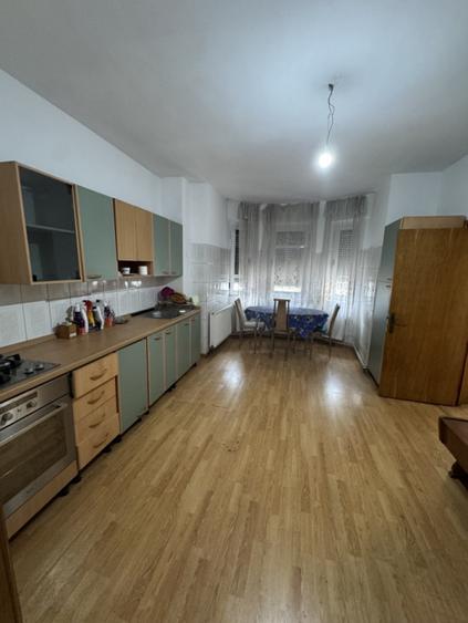 Casă individuală cu 8 camere cu Canalizare în Ultracentral