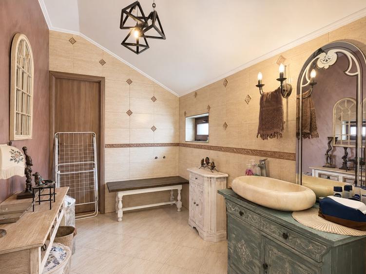 Casă individuală cu 6 camere cu Canalizare în Central