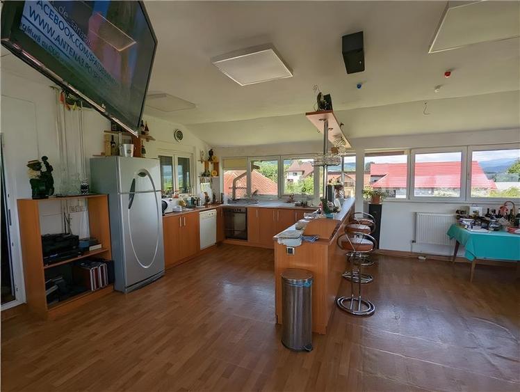 Casă individuală cu 12 camere cu Teren 12000 Mp în Exterior Vest
