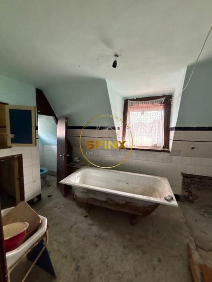 Casă individuală cu 13 camere cu Canalizare în Furnica