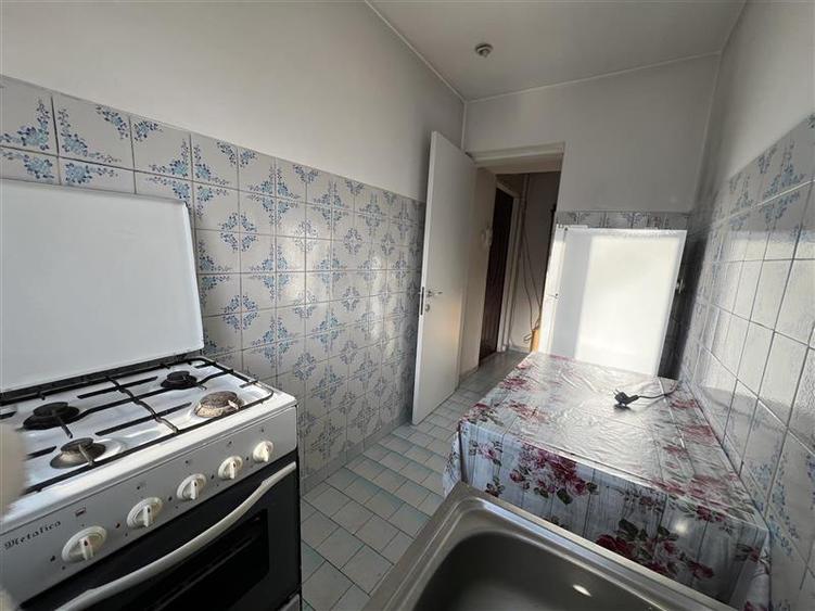Apartament cu 2 camere nedecomandat, mobilat în Narcisa