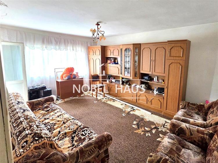 Apartament cu 3 camere decomandat în Est