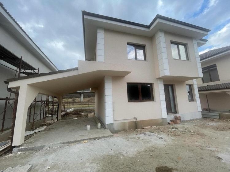 Casă individuală cu 4 camere cu Garaj în Luna de Sus