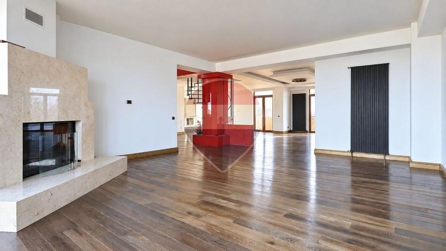 Penthouse cu 4 camere decomandat în Băneasa