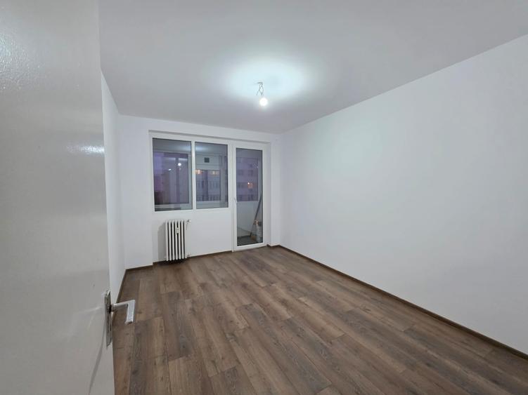 Apartament cu 3 camere semidecomandat în Vatra Luminoasă