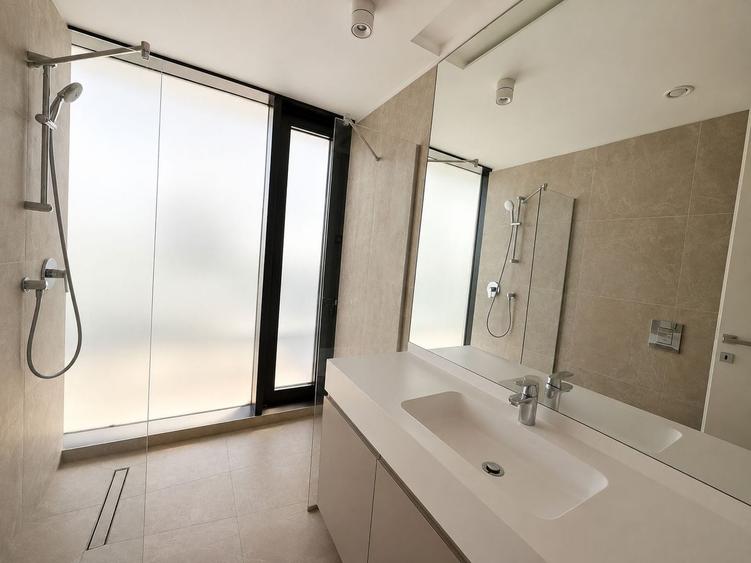 Apartament cu 3 camere semidecomandat în Floreasca