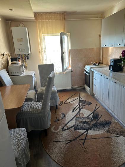 Apartament cu 3 camere decomandat, mobilat în Central